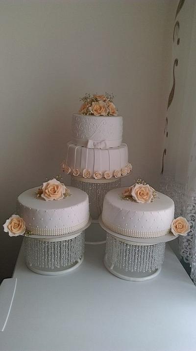 Ivory roses wedding cake - Cake by Torte Amela