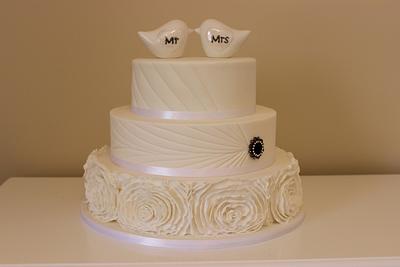 2 Doves Wedding  - Cake by Cakes by Nikki