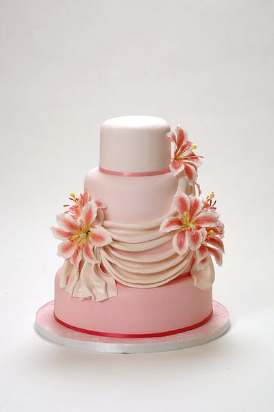 Lillies and drapes - Cake by Kelly Mitchell