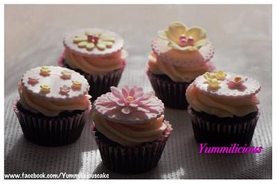 Pretty and Pink Cupcakes - Cake by Yummilicious