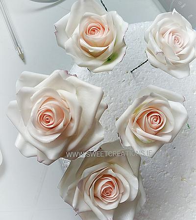 Sugar Roses - Cake by Sweet Creations