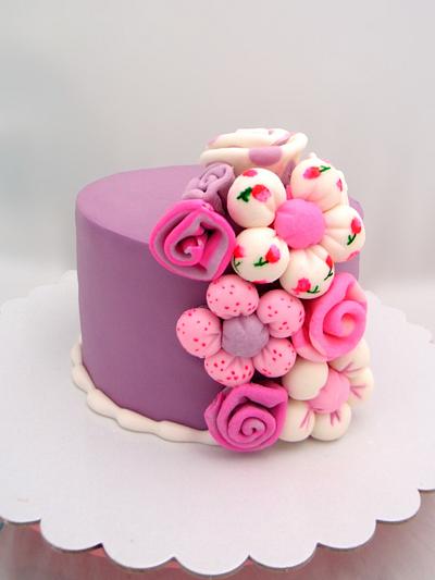 Padded Daisies and Curled Rose - Cake by Julie Manundo 