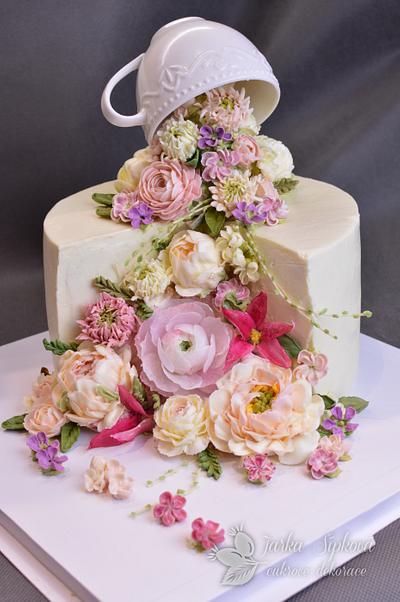 Buttercream flowers and wafer paper - Cake by JarkaSipkova