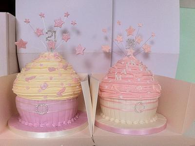 twin cupcakes - Cake by loobie
