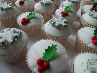 Crisp and white Christmas Cupcakes - Cake by Helen Ward