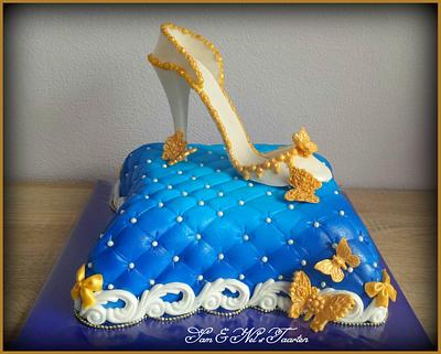 Cinderella 2 Pilow cake - Cake by Sam & Nel's Taarten