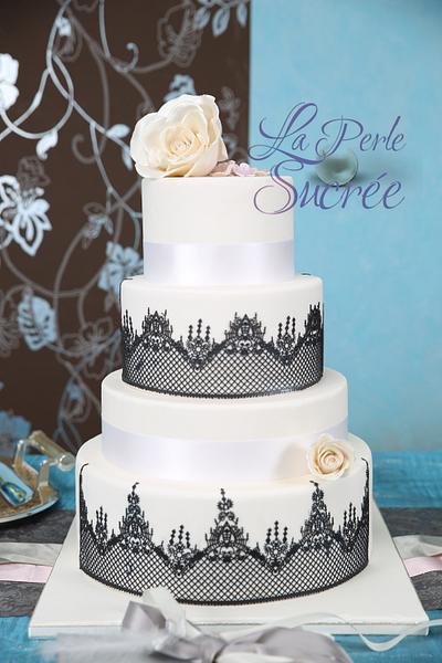 simple and elegant cake with lace and sugar flowers - Cake by La Perle Sucrée