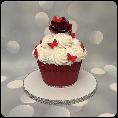 Giant cupcake  - Cake by Cakes & Crafts by Kass 