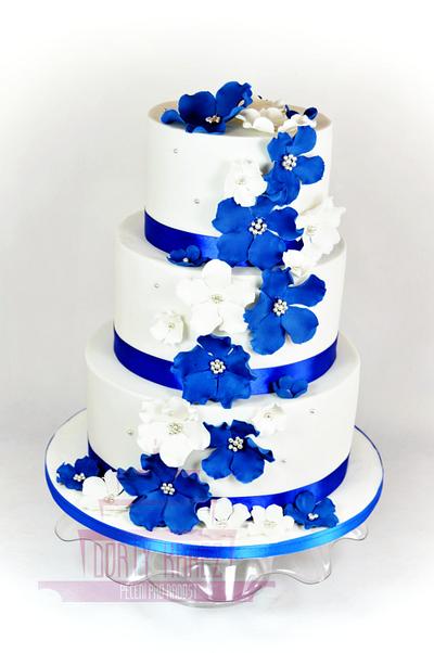 wedding cake with blue and white flowers - Cake by Lenka Budinova - Dorty Karez
