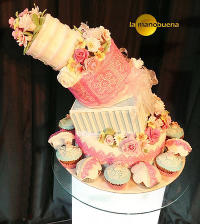 Vintage Wedding Cake with Cupcakes - Cake by LA MANOBUENA