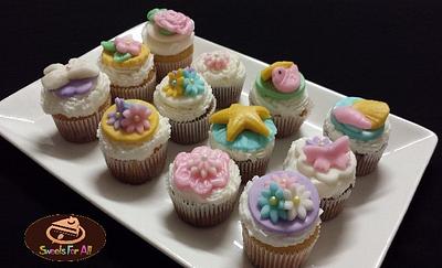 Mini cupcakes with fondant topper - Cake by sweetsforall