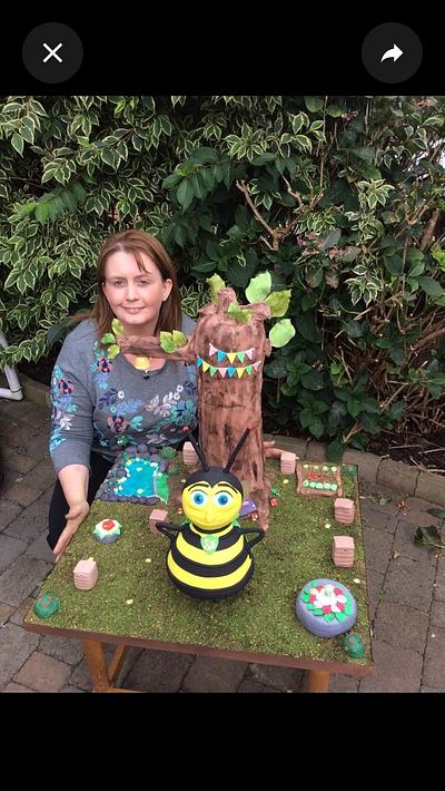 The Bee Hero - Cake by Cakes by Maria