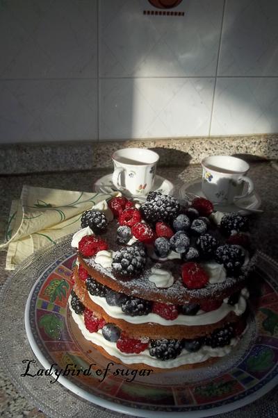 Nadek cake con camy cream e frutti di bosco - Cake by Ladybirdofsugar