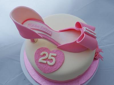 Pink shoe cake - Cake by Maxine Quinnell