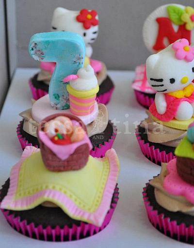 hello kitty cupcakes - Cake by tessatinacakes