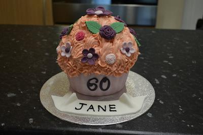 Jane's giant cupcake - Cake by Niknoknoos Cakery