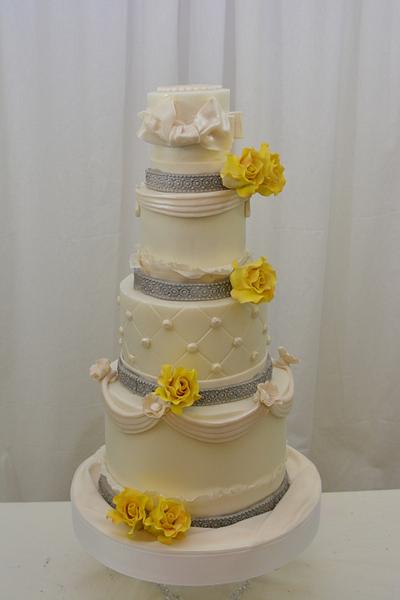 Yellow Roses - Cake by Sugarpixy