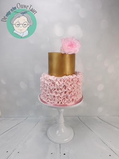 ruffel cake with gold and waffer paper peony  - Cake by DeOuweTaart