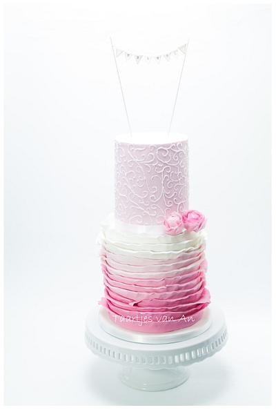 Ombre ruffled pink  - Cake by Taartjes van An (Anneke)