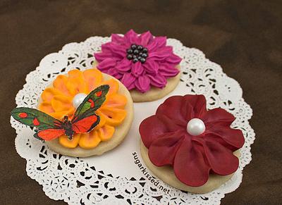 Dimensional Icing Flowers - Cake by Janine