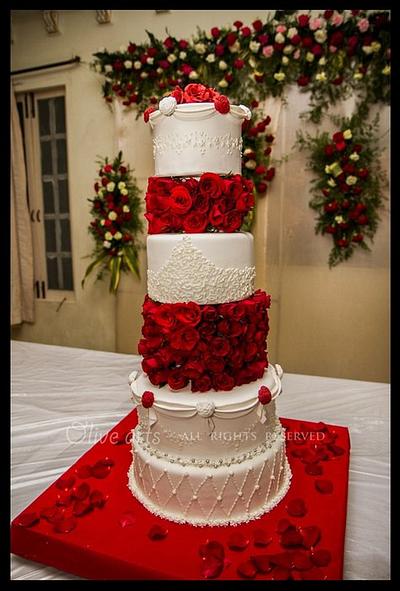 Roses, roses everywhere - Cake by Olivearts