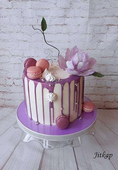 Drip cake with magnolia - Cake by Jitkap