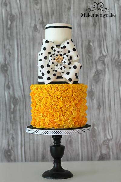 Super yellow with big bow - Cake by Eva Salazar 