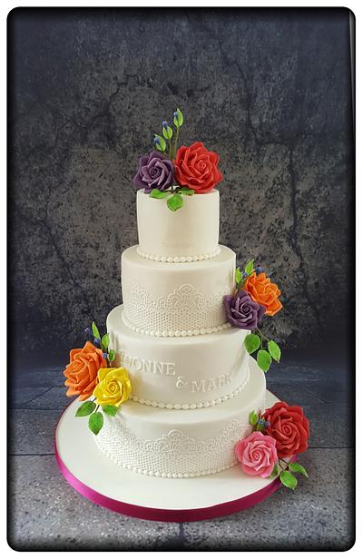 Wedding cake with handmade sugar roses  - Cake by Taaartjes