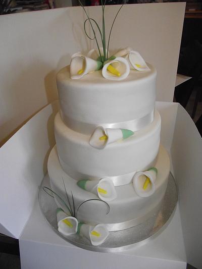 lillies - Cake by lisa's cakes