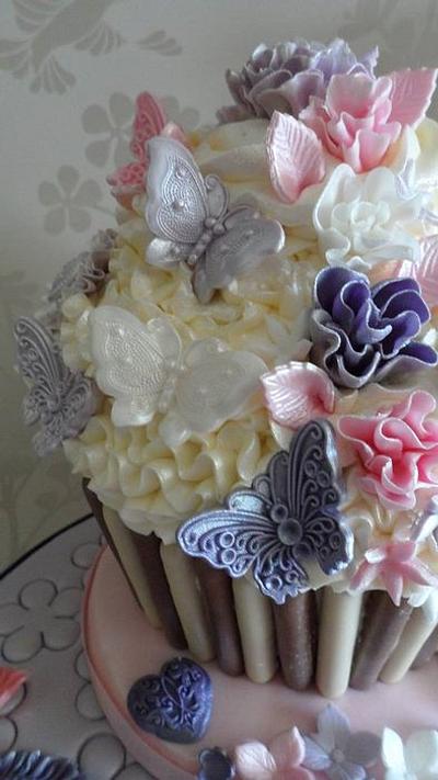butterfly cupcake - Cake by Tinascupcakes