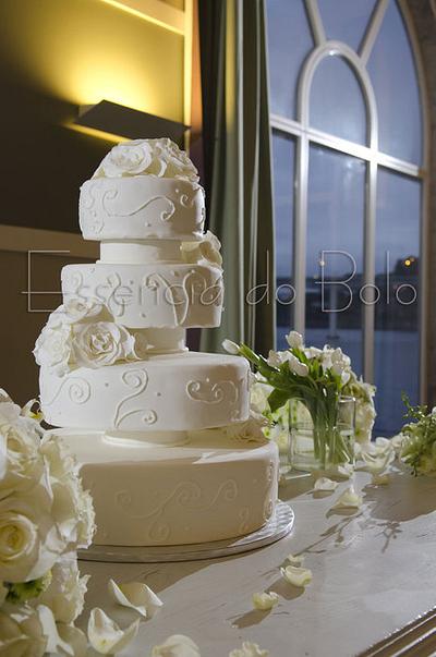Simple Classic with roses, Wedding Cake - Cake by Essência do Bolo