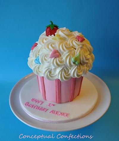 Smash Cupcake  Cake  - Cake by Jessica