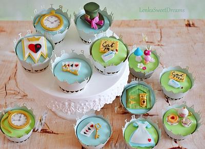 Alice in Wonderland cupcakes. - Cake by LenkaSweetDreams