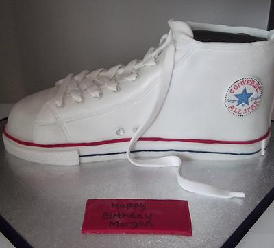 Converse boot - Cake by dazzleliciouscakes