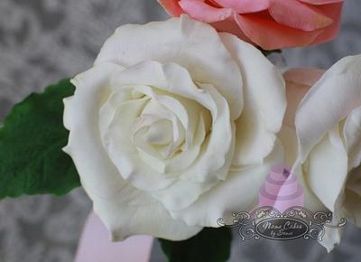 White Sugar Roses - Cake by Sonia Huebert