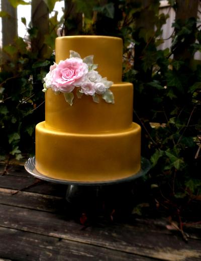 gold wedding cake - Cake by cheeky monkey cakes