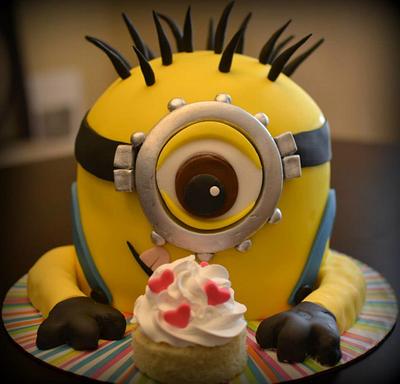 Giant Minion - Cake by Delices Josephine