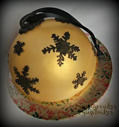 Gold Christmas Bauble Christmas Cake - Cake by Spongecakes Suzebakes