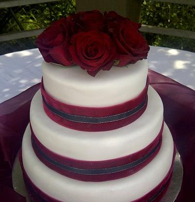 Elegant but simple wedding cake with red roses - Cake by Tanith