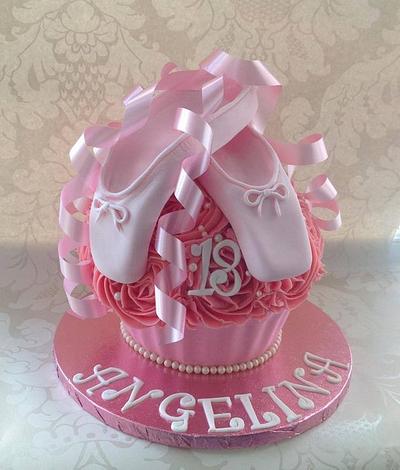 Ballet Giant cupcake - Cake by Wendy 