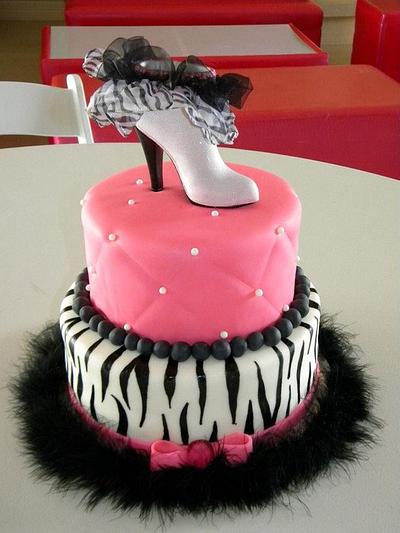 Pink Dvia cake - Cake by Sonia Serrano
