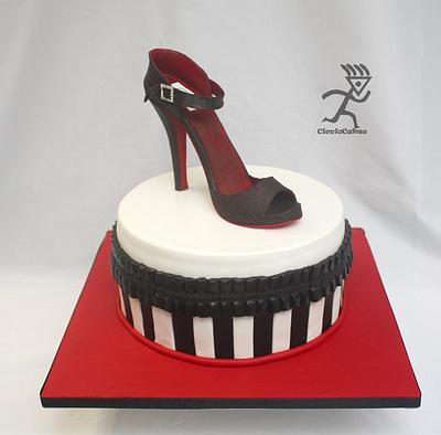 Stiletto on Black & White cake with Ruffled pleats - Cake by Ciccio 