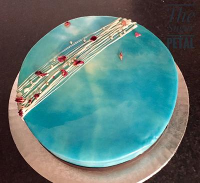 Ocean effect with Mirror Glaze - Cake by Thesugarpetalcake