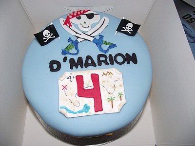 Pirate theme cake with matching cupcakes - Cake by Maggie