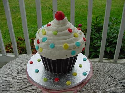 Giant Cupcake - Cake by horsecountrycakes