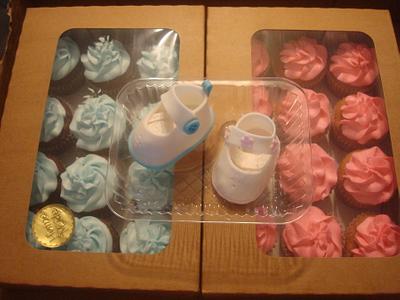 Babyshower cupcakes with fondant baby booties - Cake by Monsi Torres