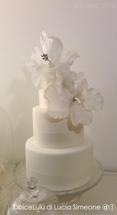 White ibiscus, wafer paper flowers - Cake by Lucia Simeone