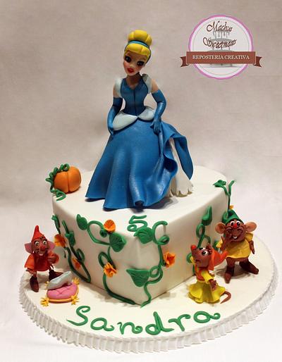 Fondant cake "Cinderella" - Tarta Cenicienta - Cake by Machus sweetmeats
