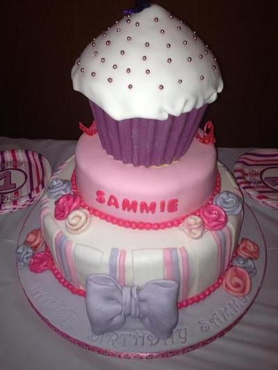 Giant Cupcake - Cake by kangaroocakegirl