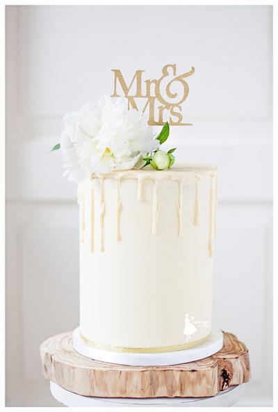 Buttercream double barrel wedding cake with drips - Cake by Taartjes van An (Anneke)